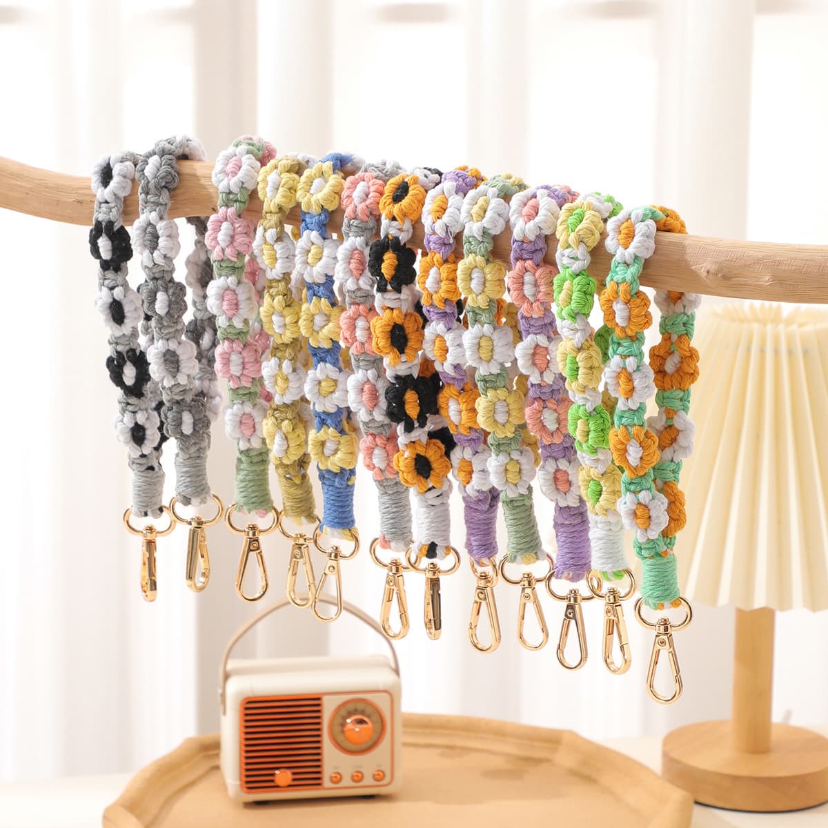 Bohemian hand-woven daisy flower keychain, color-blocked key chain, bracelet pendant, mobile phone chain accessory