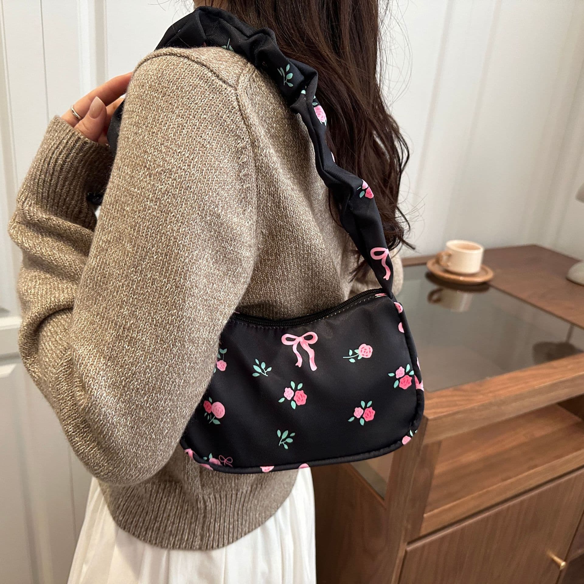 Korean-style cool floral crossbody bag 2026 spring new trendy versatile youthful pleated shoulder bag