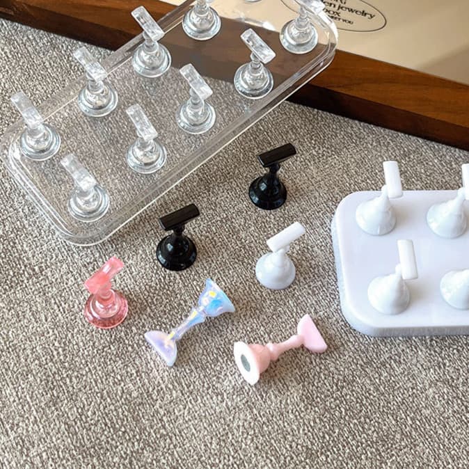 Small Nail Practice Stand, Iridescent Chess Piece Base, Strong Magnetic Press-On Nail Display Stand, Nail Tool Wholesale