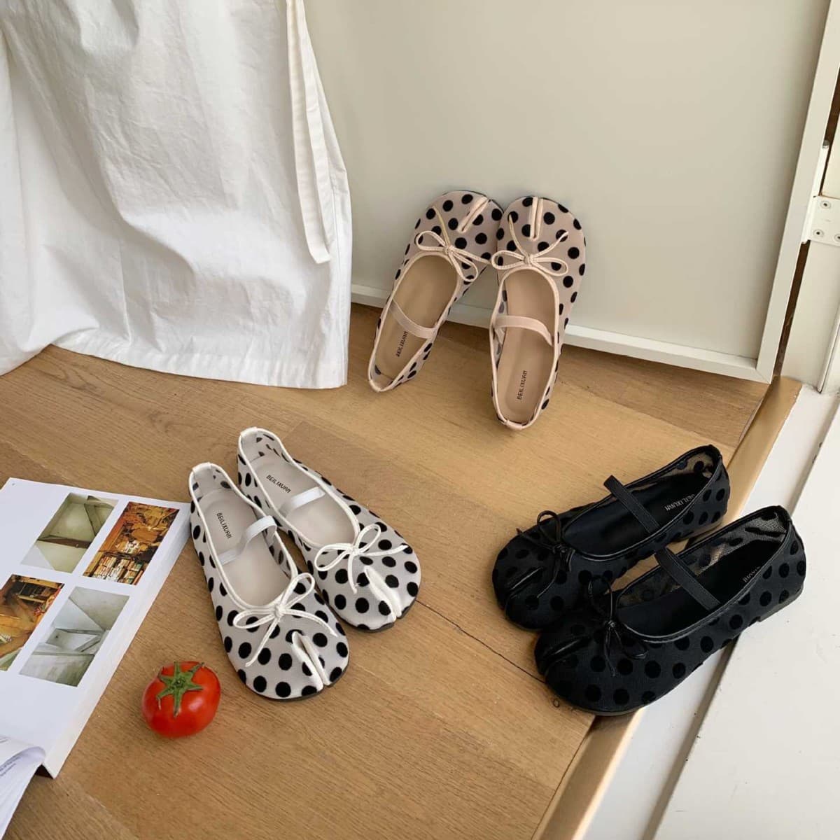 Retro White Polka Dot Ballet-Style Flat Shallow-Mouthed Shoes for Women 2026 New Soft-Soled Shoes with Skirts Mary Jane Shoes
