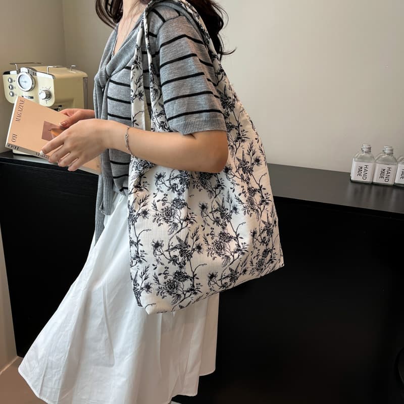 Summer new black and white floral bag bag, large-capacity artistic lazy style shoulder bag, fashionable and versatile cross-body bag