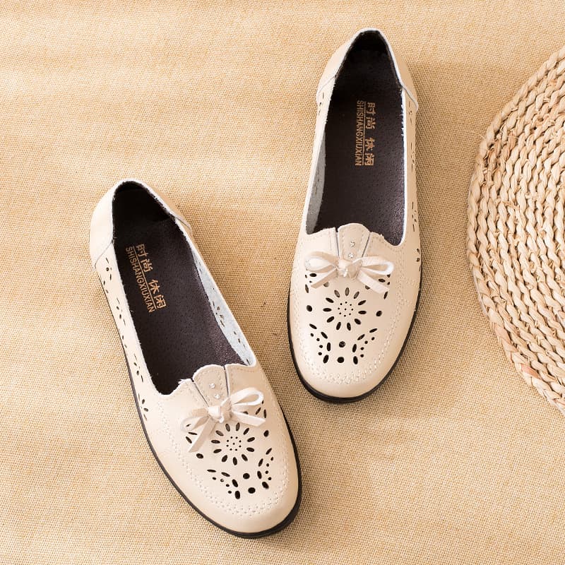 Soft-soled 2025 new style mother sandals, flat hollow leather shoes, middle-aged and elderly women's shoes, spring and summer women's leather single shoes