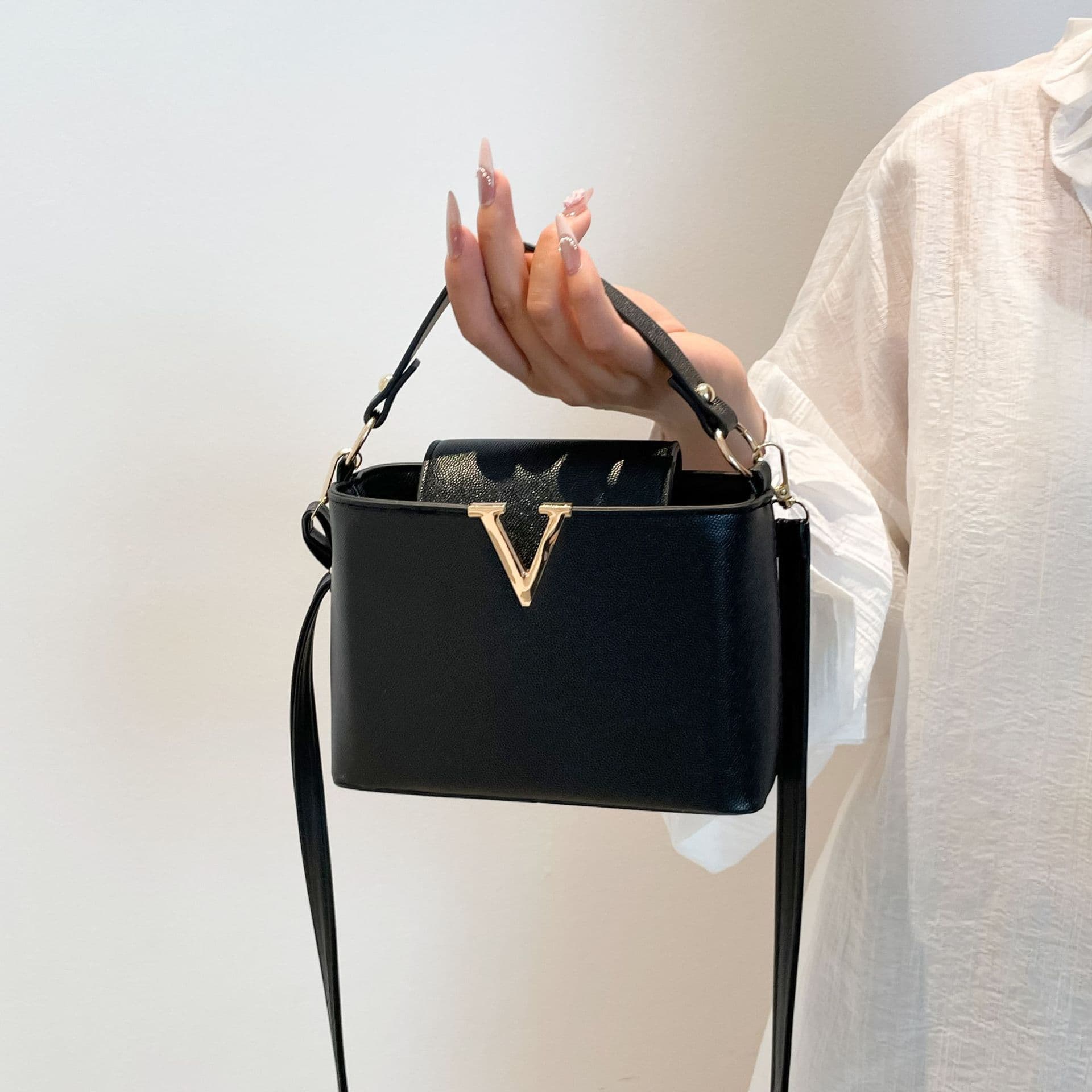 Light luxury bag for women 2026 new V-shaped fashionable and atmospheric bucket bag large capacity for work and commuting portable shoulder slant