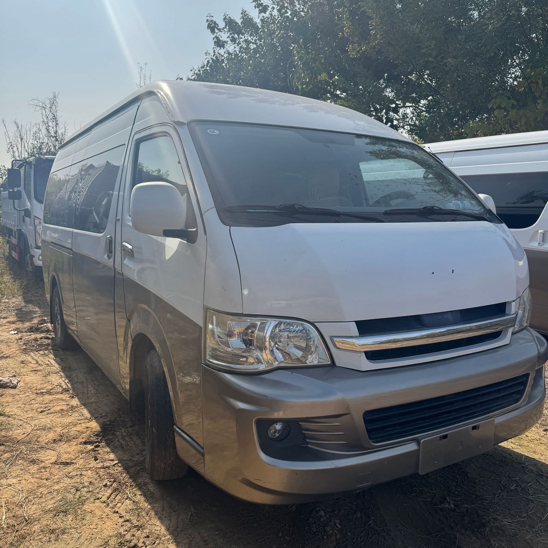 Export Used Premium Hiace HIACE 13-Seat Midibus Small Passenger Vehicle - Business Commuter Bus