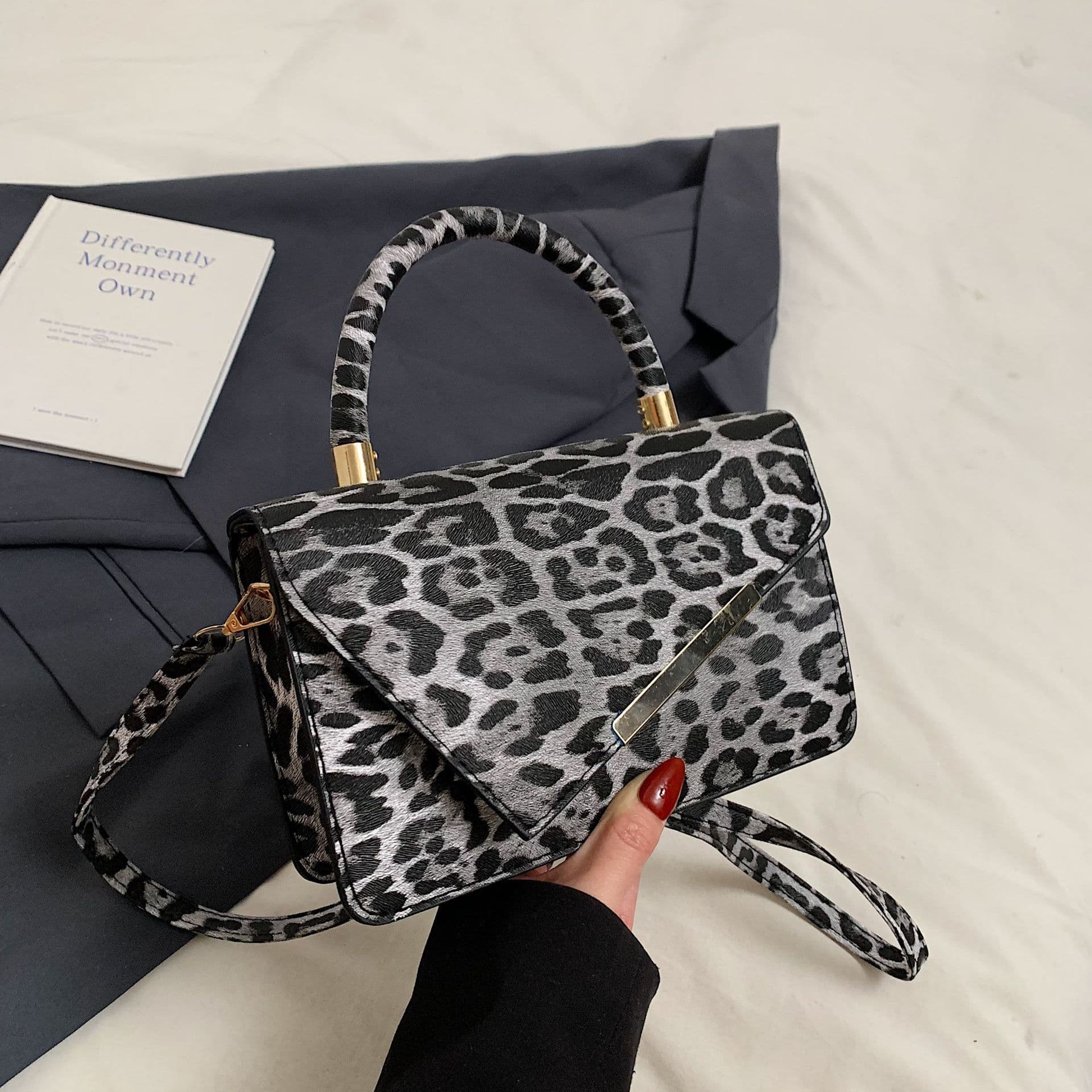 European and American Commuter Textured Leopard Print Casual Fashion Simple 2024 Winter Personality Crossbody Handbag Shoulder Small Square Women's Bag