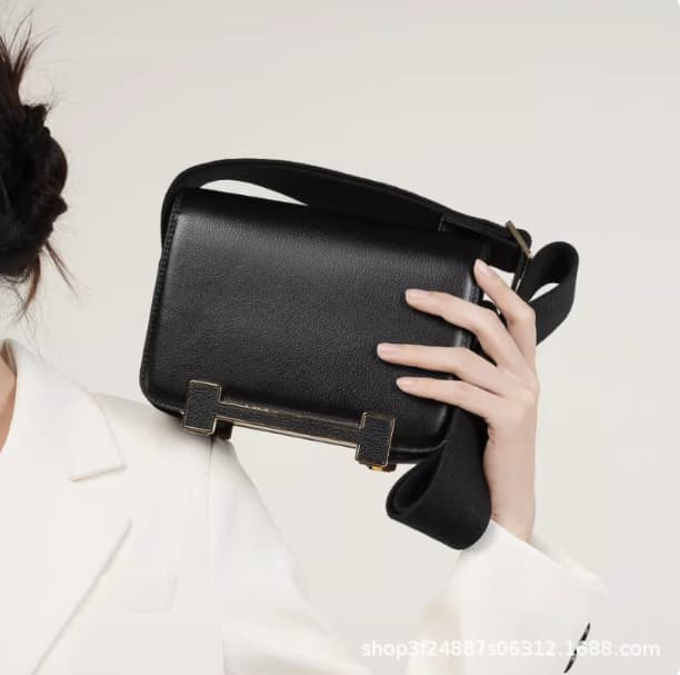 New Geta bag Clog Bag Genuine Leather Women's Bag Wide Shoulder Strap Crossbody Bag Versatile Flight Attendant Bag Small Square Bag