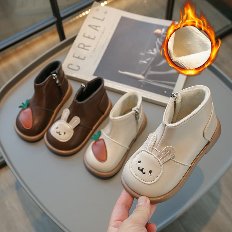 Cute bunny and carrot cotton-padded short boots for girls, new autumn/winter 2025 style, princess shoes, trendy toddler shoes.