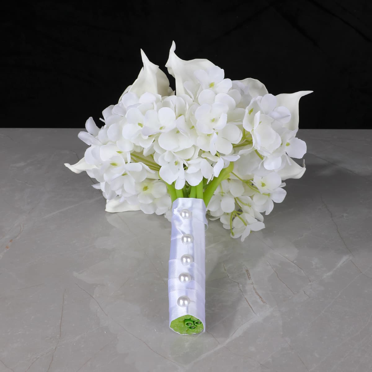 New European style wedding bouquet, niche and high-end artificial flower wedding bouquet, white hydrangea and calla lily bouquet.