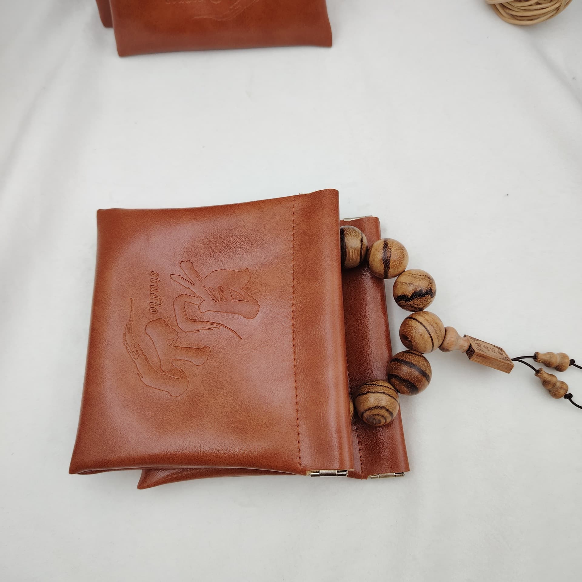 Customized multi-specification brown tree oil leather waterproof shrapnel bag makeup brush data cable text play popular high-end packaging bag
