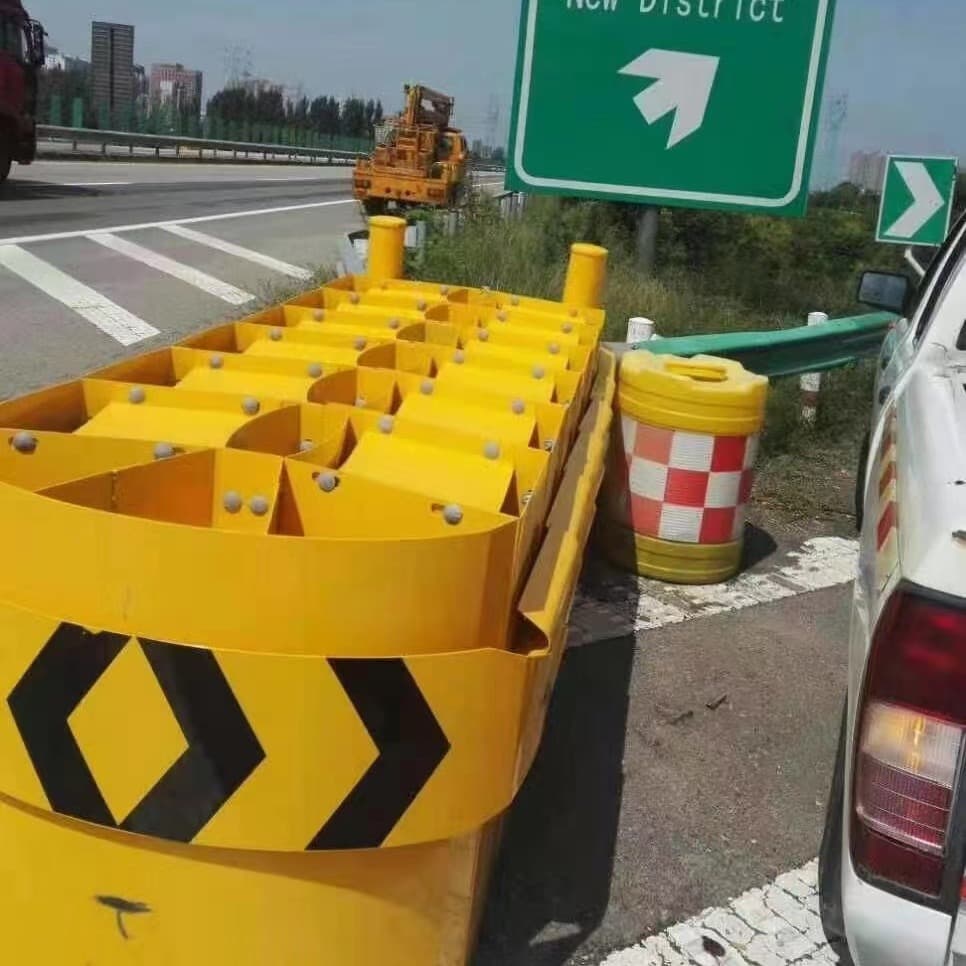 Highway fork steerable crash cushion tunnel vehicle buffer crash cushion corrugated guardrail energy-absorbing end