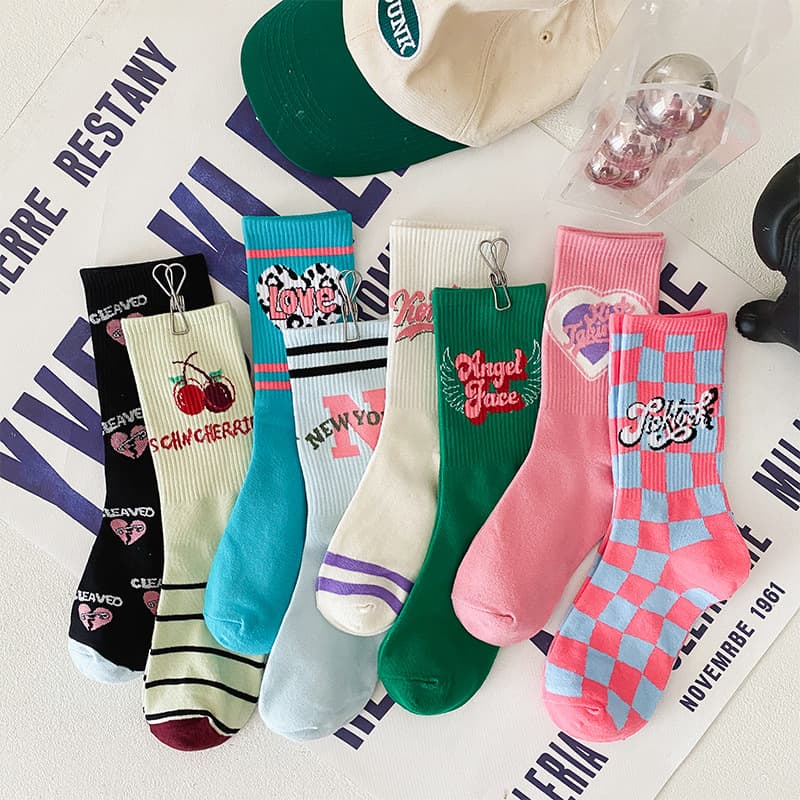 European and American Retro Sports Socks for Women, Mid-Calf, Novelty Letter Floral Pattern, Combed Cotton, Embossed 3D Flower Socks