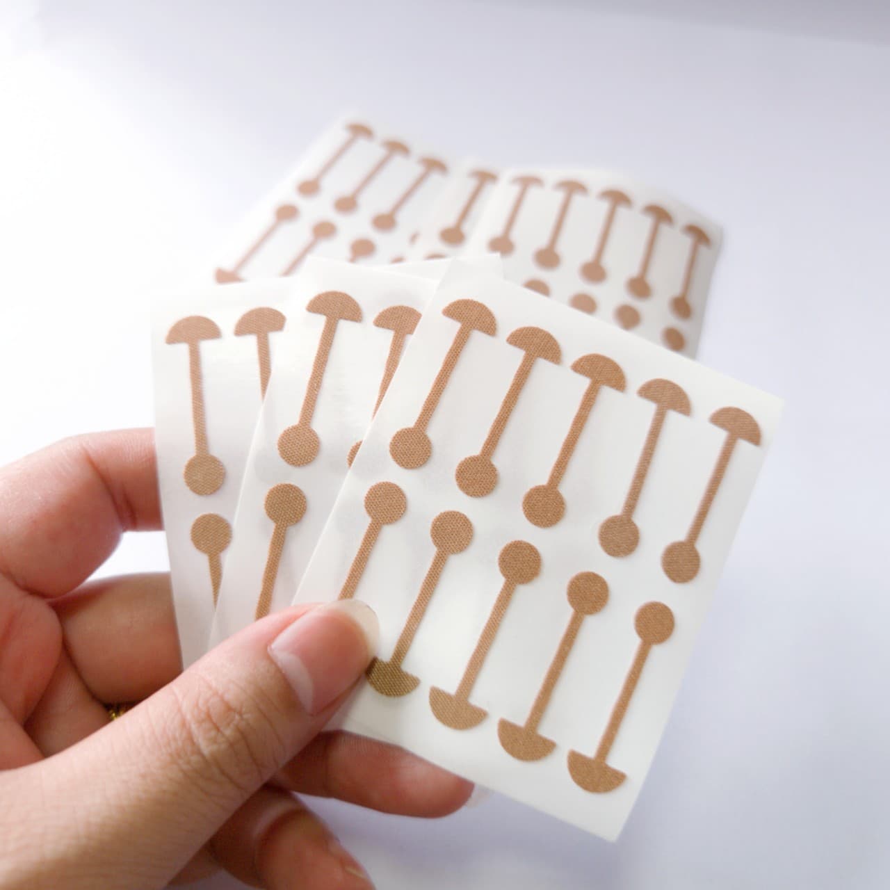 Small dumbbell nose wing stickers, self-adhesive, for narrowing and widening nose wings, elastic and soft, with great contouring and shaping nose stickers.