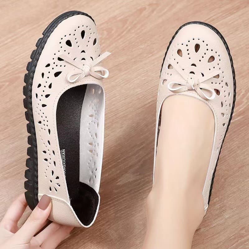 Hollow Leather Sandals for Women, Breathable Anti-Slip Flat Shoes for Middle-Aged and Elderly, Summer Casual Shoes with Holes