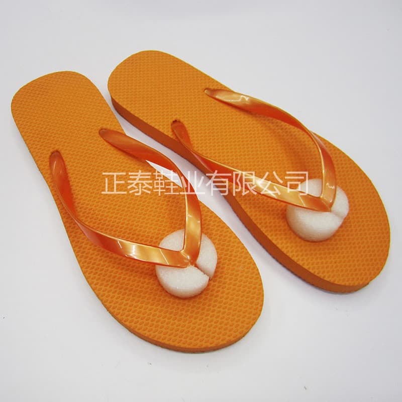 Eco-friendly orange solid color flip-flops for women, plain design with toe post, beach sandals made of PE for export to Europe and America.