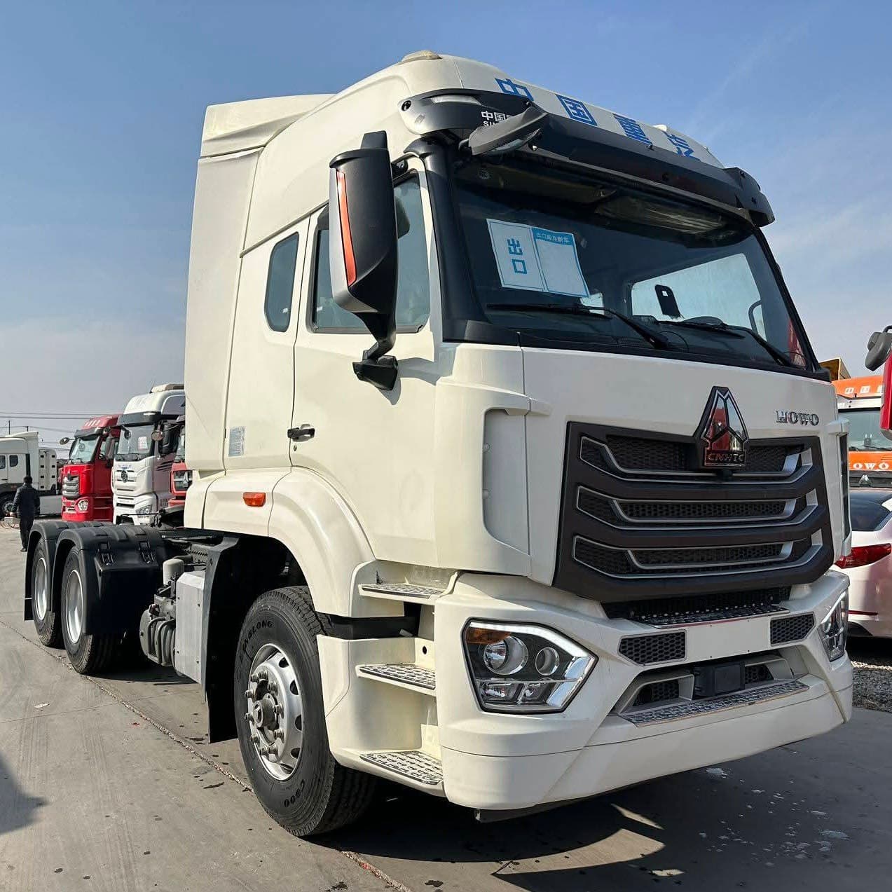 Used Sinotruk HOWO 6x4 tractor trucks, 380 horsepower HOWO tractor trucks in stock, suitable for cross-border export.