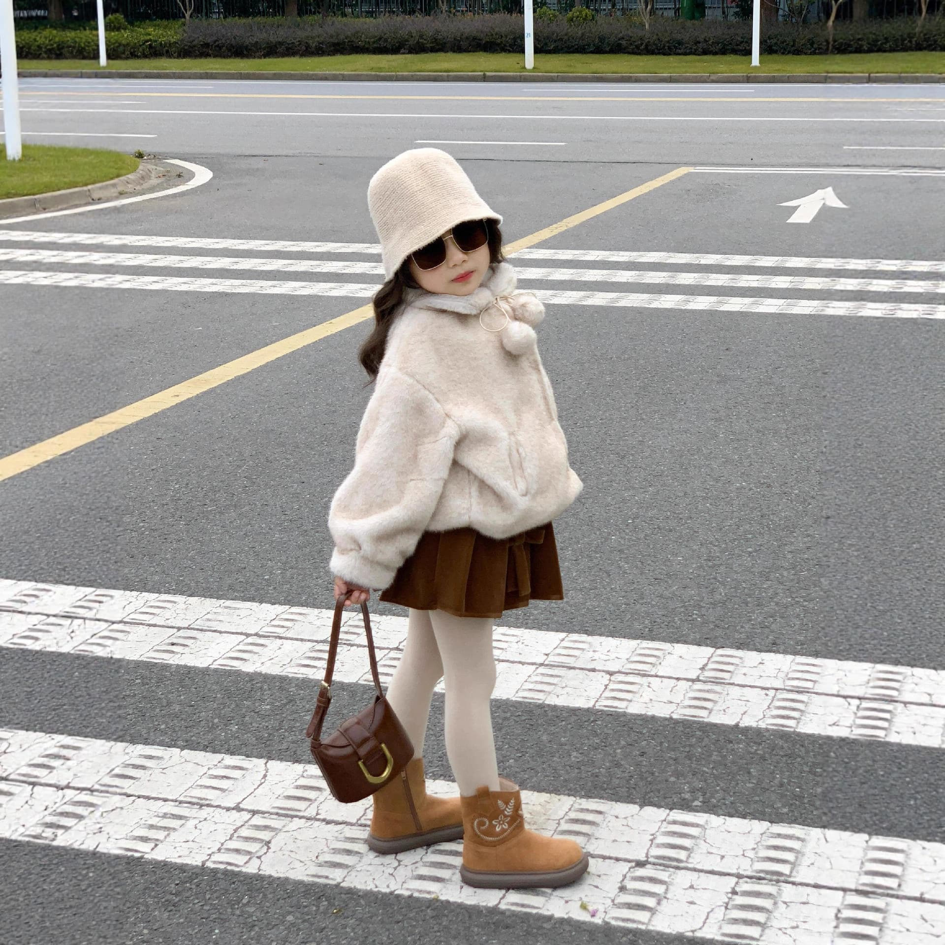 2025 Winter New Girls' Korean-style Hooded Fuzzy Coat, Premium Feel with Fleece Lining and Thick Faux Fur Top for Baby Girls