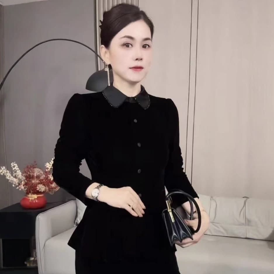 High-end fashion shirt for women, long-sleeve mom's spring and autumn velvet top, elderly women's clothing, grandma's lapel shirt.