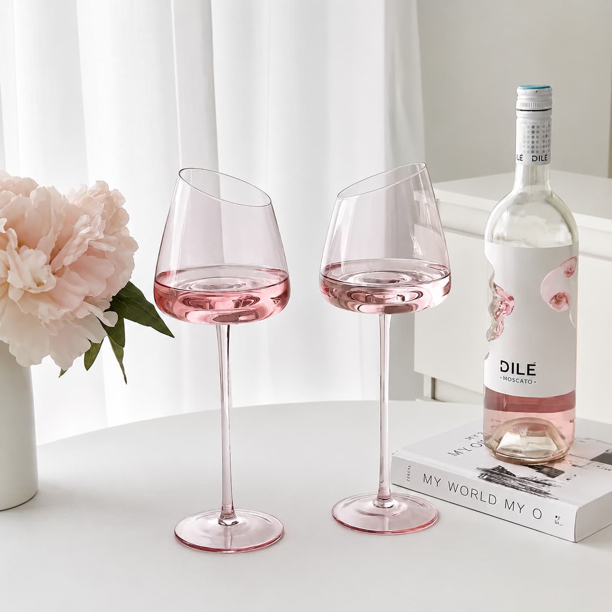 Nordic Ins Pink Flamingo Glass Wine Glass, Slanted Transparent Stemware, Light Luxury High-End Wine Glass