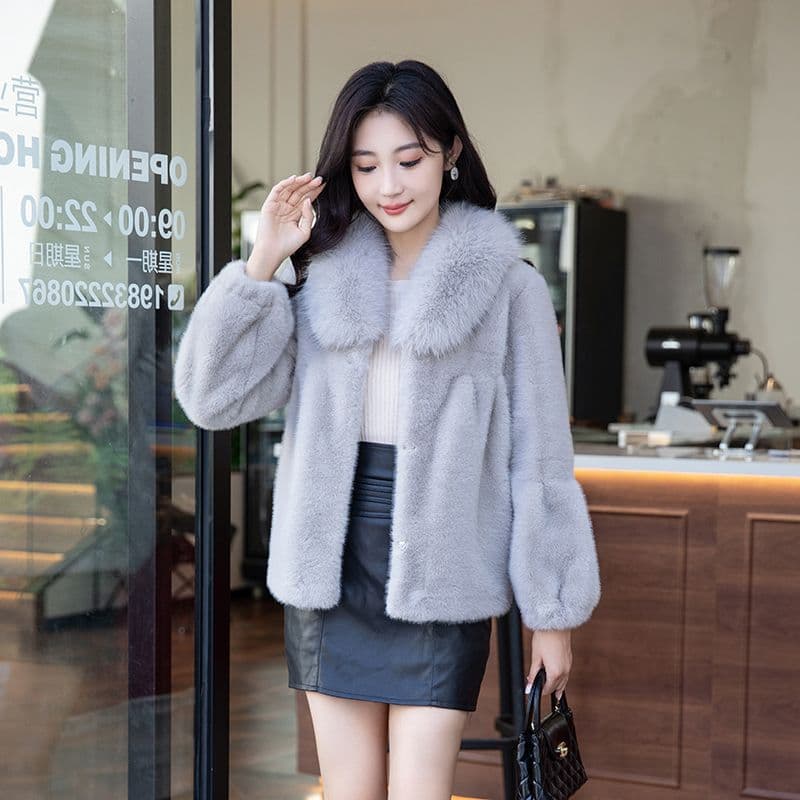 New autumn/winter style mink fur coat with fashionable fur collar, short mink style, suitable for mothers.