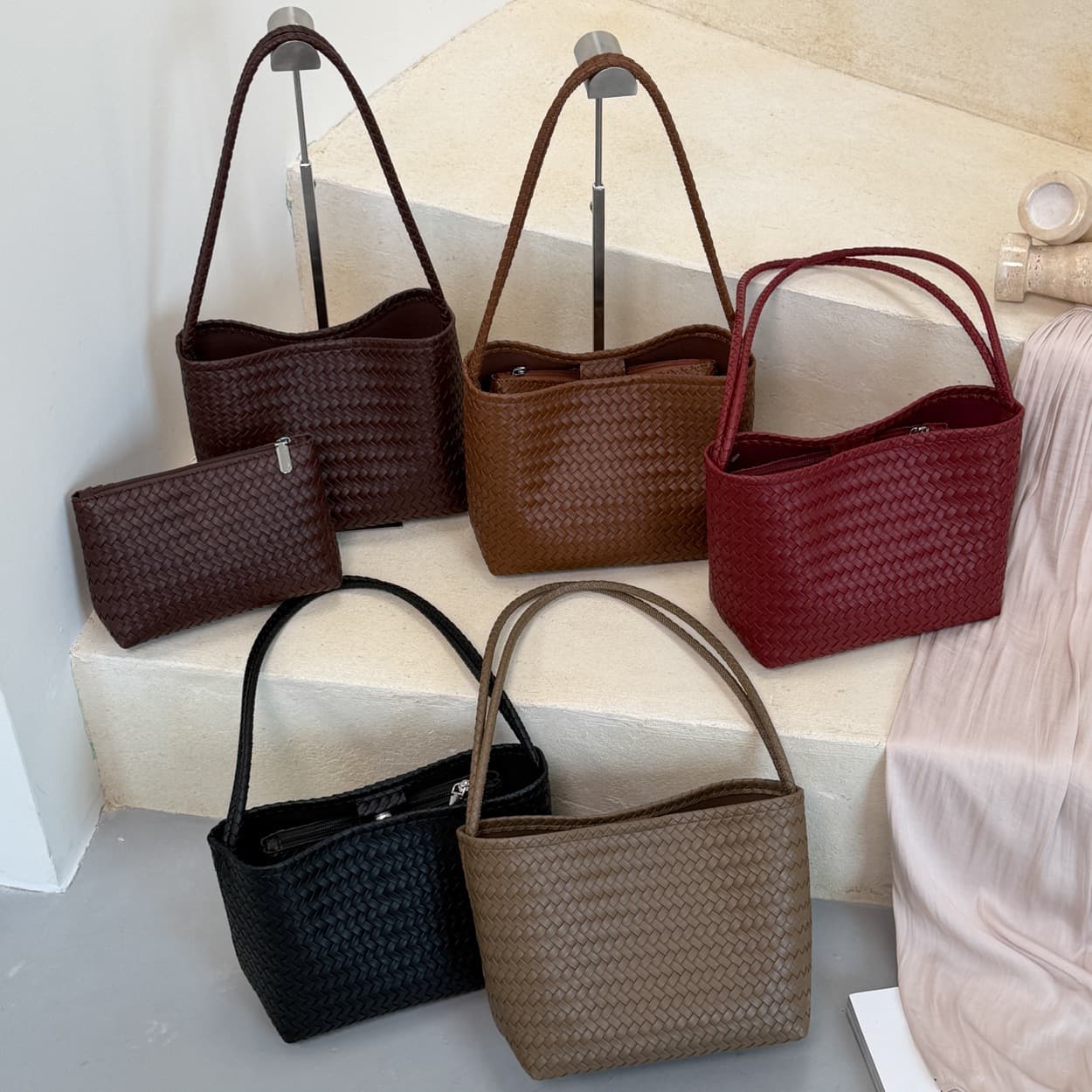 High-end retro portable bucket bag for women 2026 new versatile shoulder bag hand bag woven pattern armpit bag