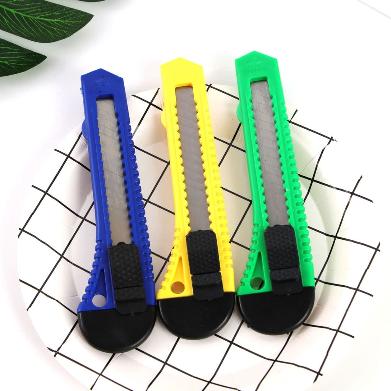 Office Supplies Large Utility Knife 18mm Paper Knife Plastic Wallpaper Knife Plastic Dismantling Express Knife Manufacturer Wholesale