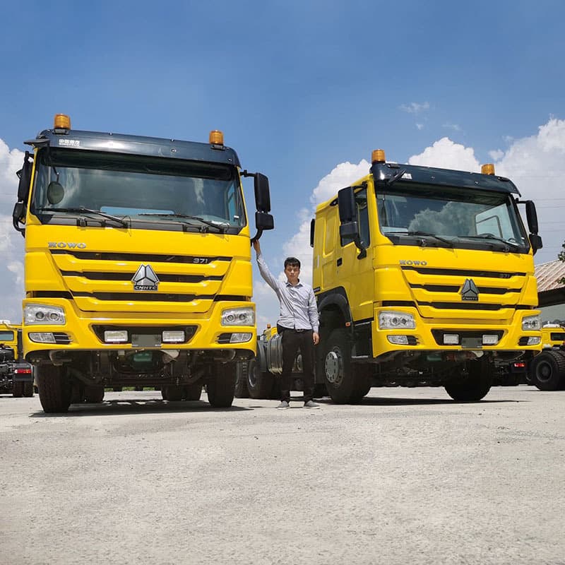 Rear Eight-Wheel Howo Tractor Truck for Sale, Dual-Drive Cargo Transport Truck Head, 380 HP Tractor Truck Head