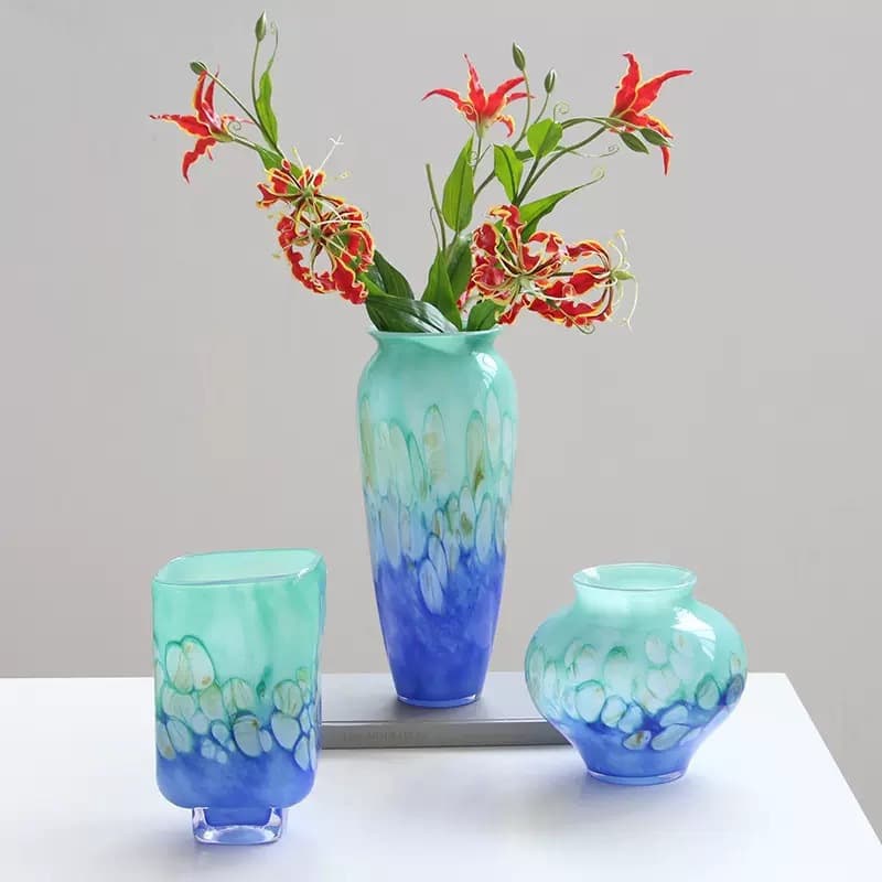Medieval vase French entrance dining table bar sample room bed and breakfast European soft furnishings glass flower arranging device