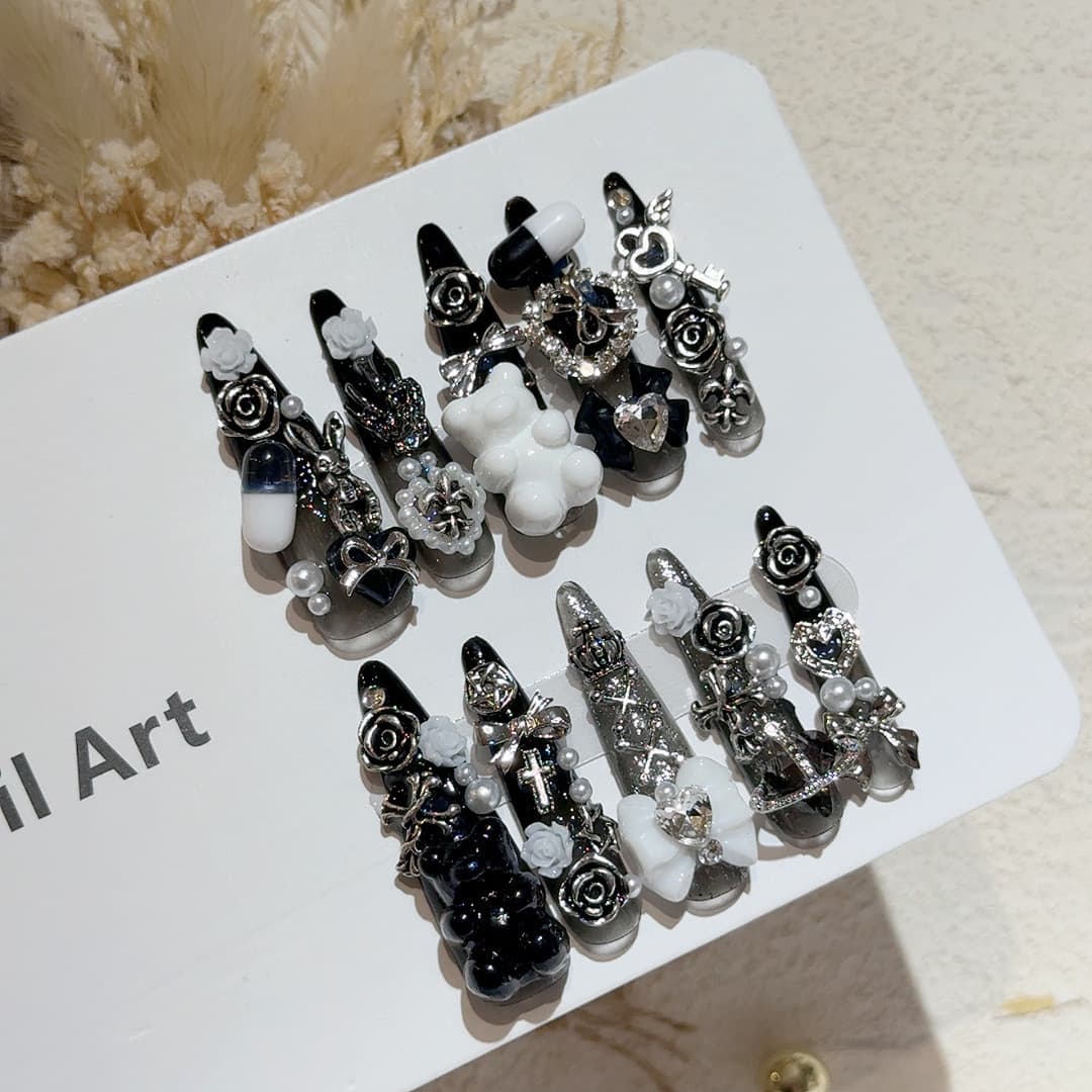 Dark hot girl style Shibuya street wear nails, personalized and cool styles to create a cool atmosphere and fashionable nail art pieces