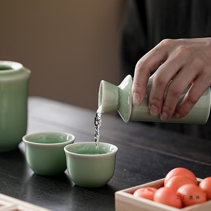 Ancient method ceramic wine warmer for two taels, celadon divider for half-jin of yellow or white liquor, three-tael capacity.