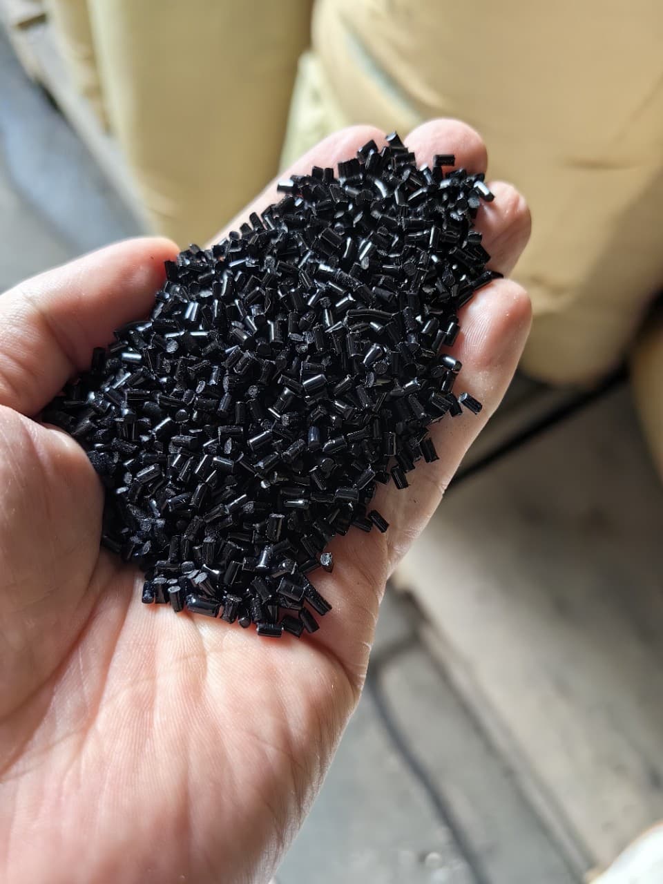 Cellulose acetate particles, pure black, excellent flexibility.