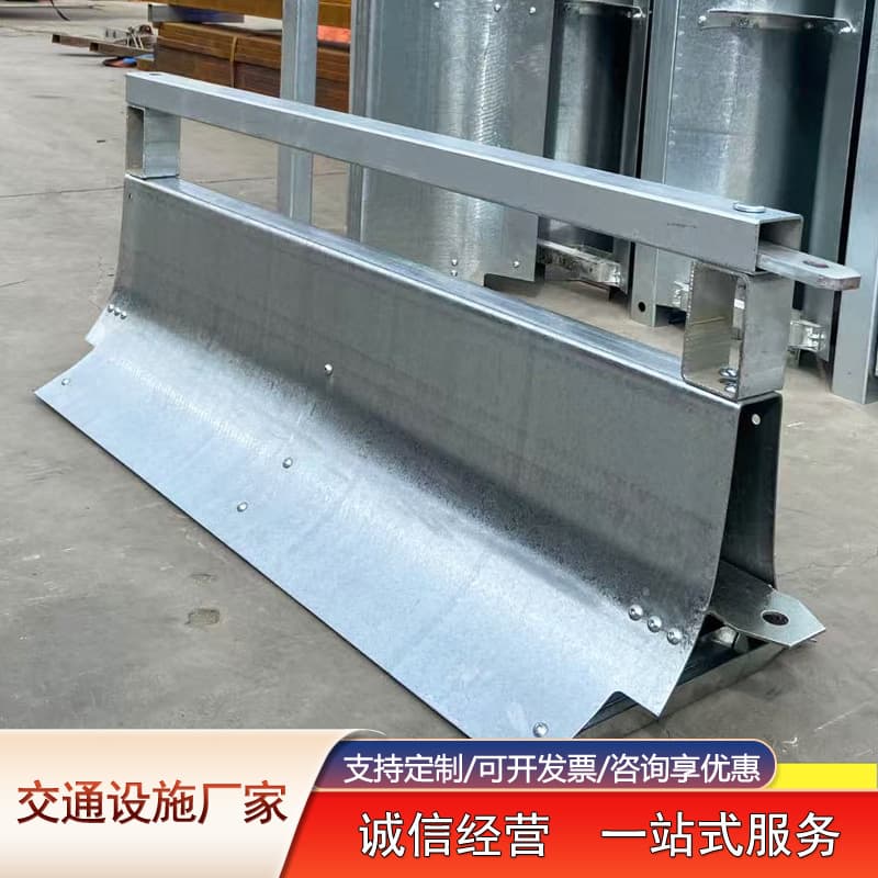 Mobile V-shaped steel guardrails for highways, temporary isolation barriers for urban traffic diversion and expansion, and mobile crash barriers.