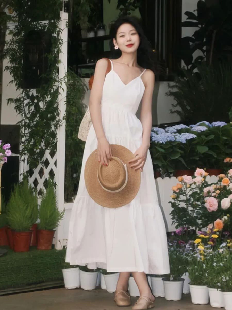 2025 new summer style French V-neck white suspender dress for women with waist design and niche temperament small skirt