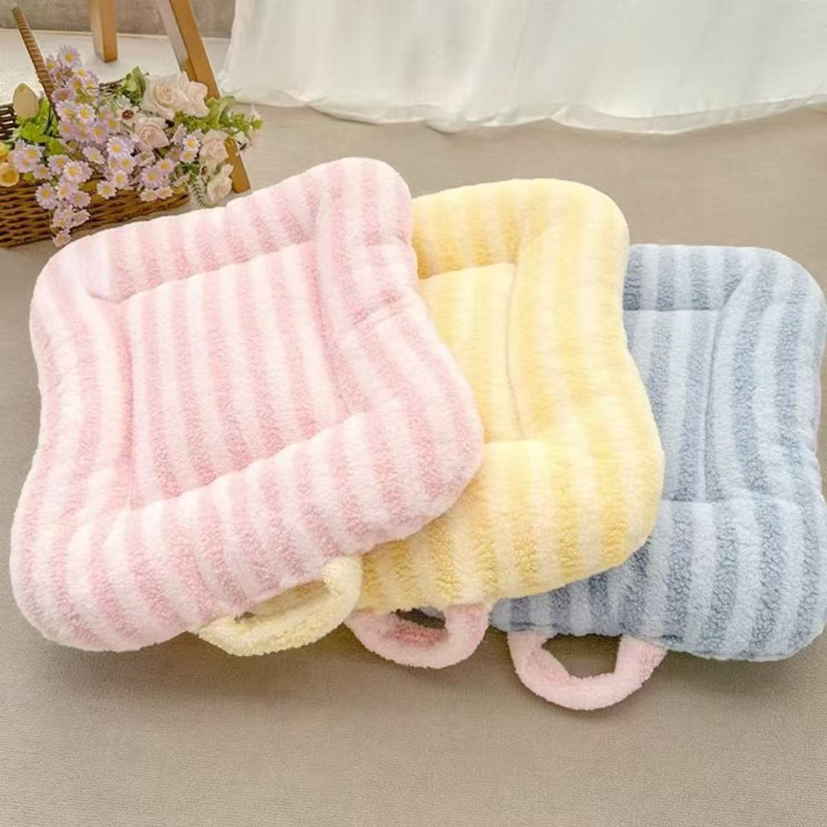 Thickened Pet Sofa Bed for Winter, Autumn, and All Seasons, Warm and Cute Small Dog Bed, Cat Mat