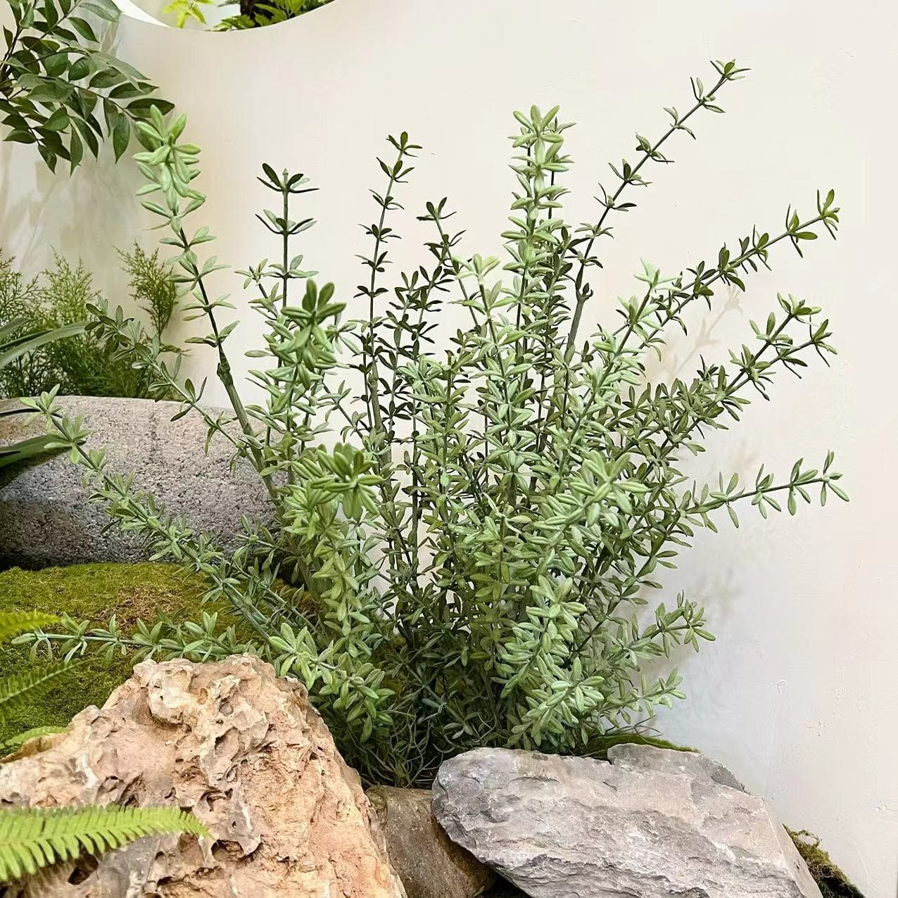 In-stock simulated forest-themed plant wall decorations for courtyards and balconies, including pine, grass, fern leaf bundles, and potted ferns.