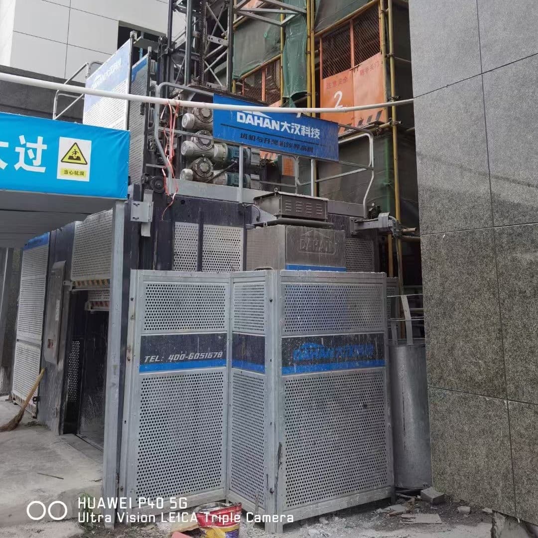 Used construction hoists, Dahan brand, 2-ton capacity, from 2020, 2021, and 2022, SC200 double-cage elevators for construction sites.