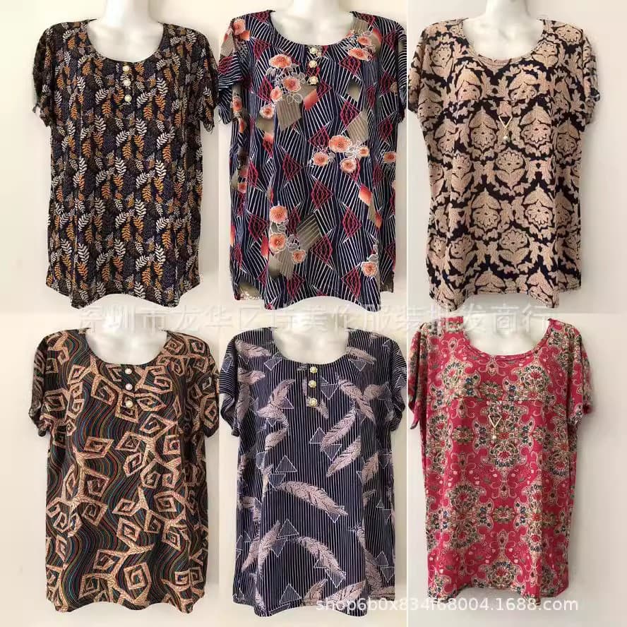 Clothes that can make money when running a street stall. Clothes that the elderly like to wear, such as ice silk tops, short-sleeved T-shirts and fat aunties.