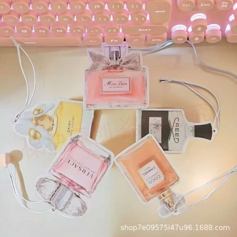 Source factory spot paper big-name perfume bottle car fragrance tablets rearview mirror aromatherapy paper pendant with long-lasting fragrance