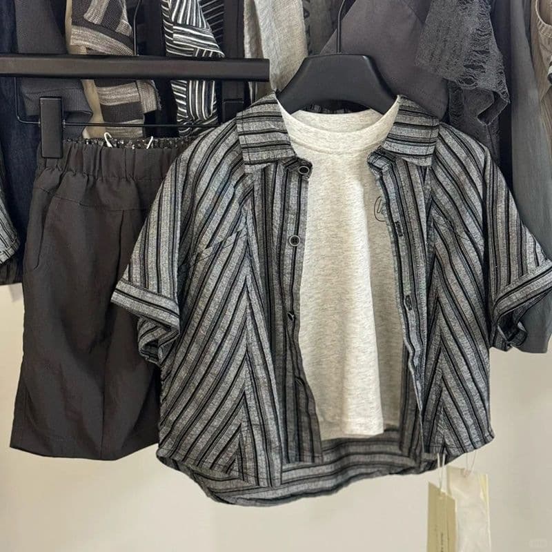 Boys' shirts summer 2025 new children's Korean style striped short-sleeved shirts boys' loose tops are trendy and cool