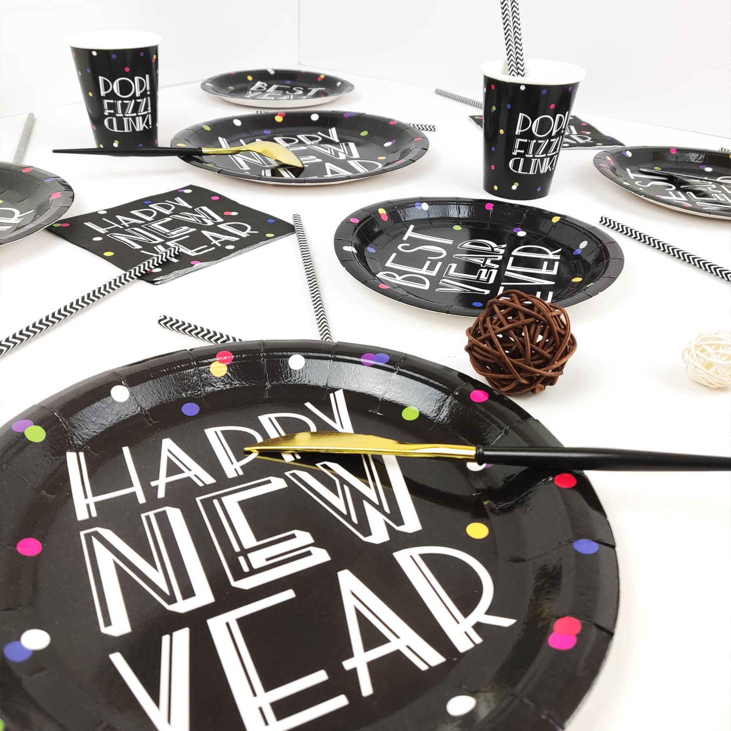 New Year Party Theme Disposable Paper Plates and Cups 2024 New Year Party Set Happy New Year Design Round Shape Paper Tableware