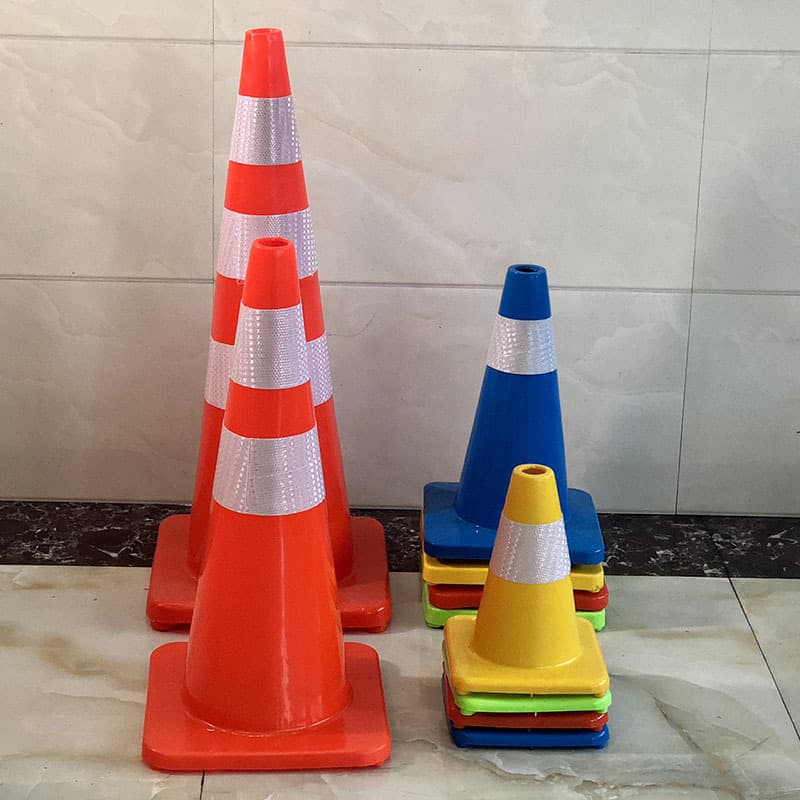 70cm red PVC reflective traffic cones, 30cm high warning cones, plastic barrier cones made from new materials.