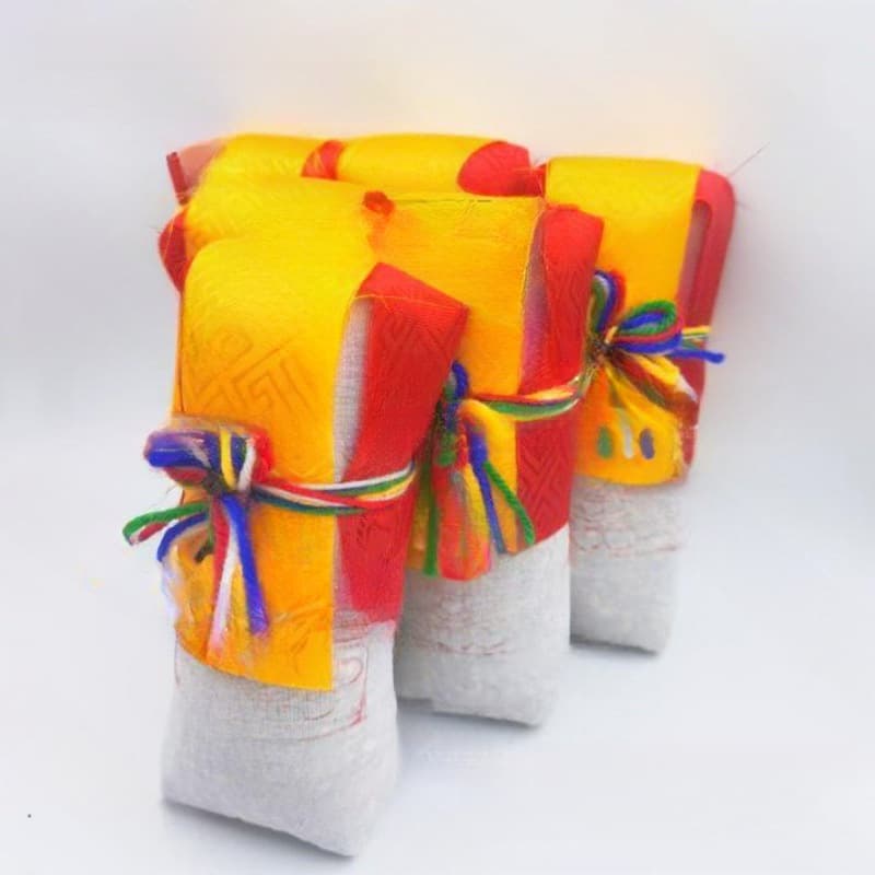 Tibetan ornaments, small treasure vase, dragon king figurine, cloth bag, treasure vase, dragon king treasure bag, can be used in home decor (default).