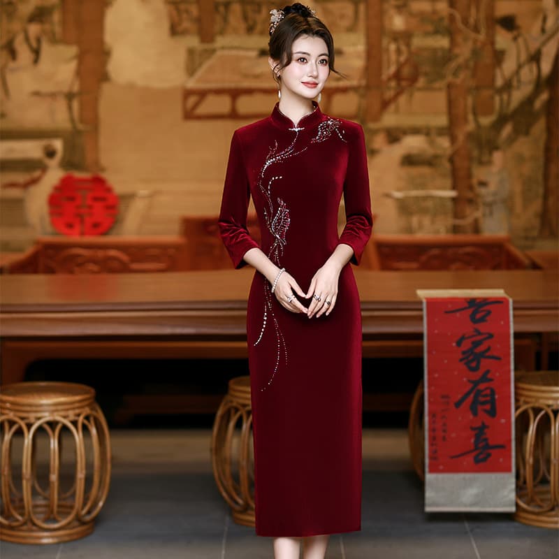 Chinese-style elegant high-end wedding mother-in-law dress, cheongsam, 2025 new style, gold velvet long-sleeved wedding banquet dress.