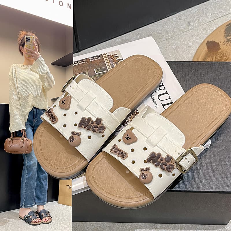 Summer cartoon slippers for women, suitable for home and outdoor wear, non-slip, versatile, trendy 2025 new style, perfect for pairing with skirts, bear flat sandals