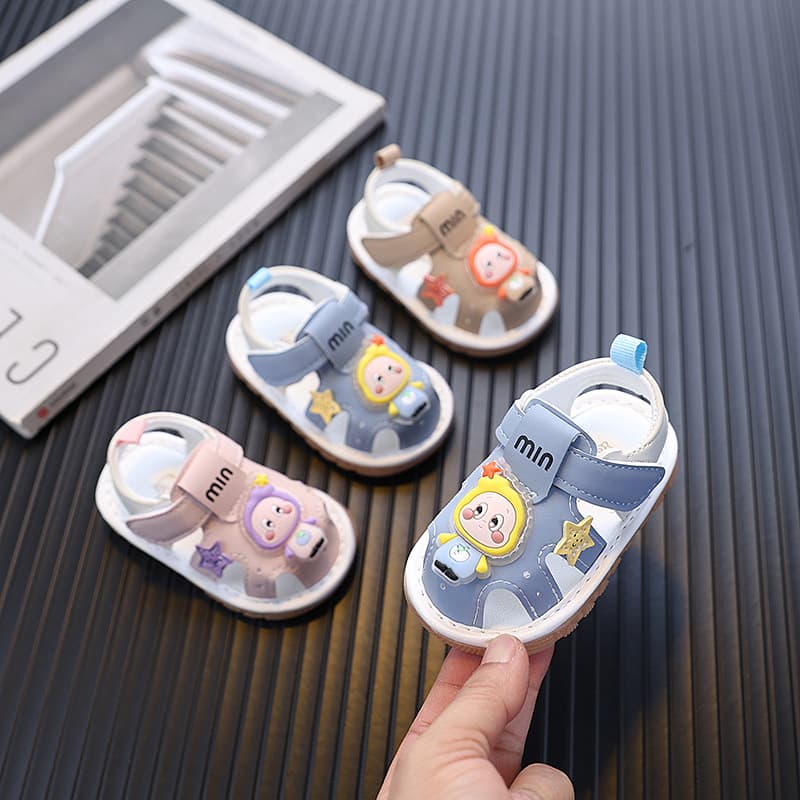 Cute Closed-Toe Sandals Summer 0-1 Year Old Squeaky Shoes 1-2 Year Old Girls Baby Walking Shoes Soft Sole Boys Baby Shoes Trendy
