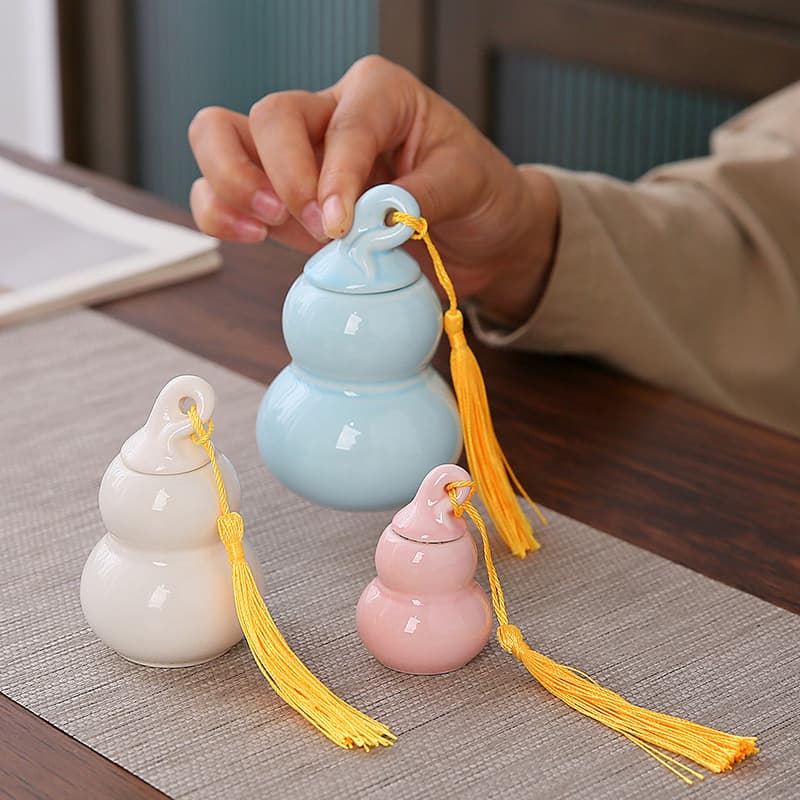 Mini ceramic tea jar sealed portable small gourd jar licorice Yunnan Tibetan medicine bottle fragrance powder pill storage jar