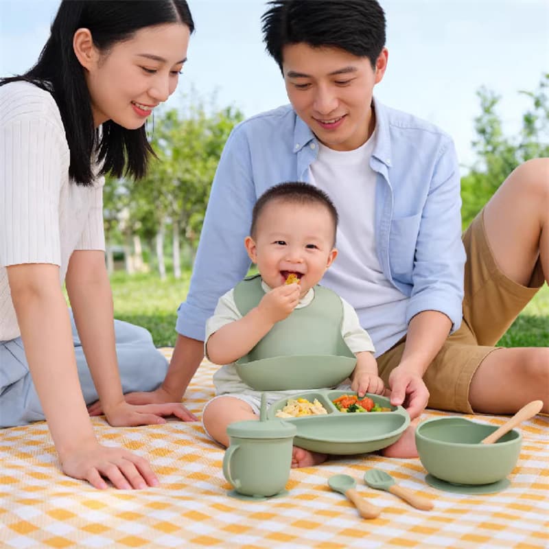 Cross-border children's silicone tableware set eight-piece food-grade infant suction cup bib spoon tableware