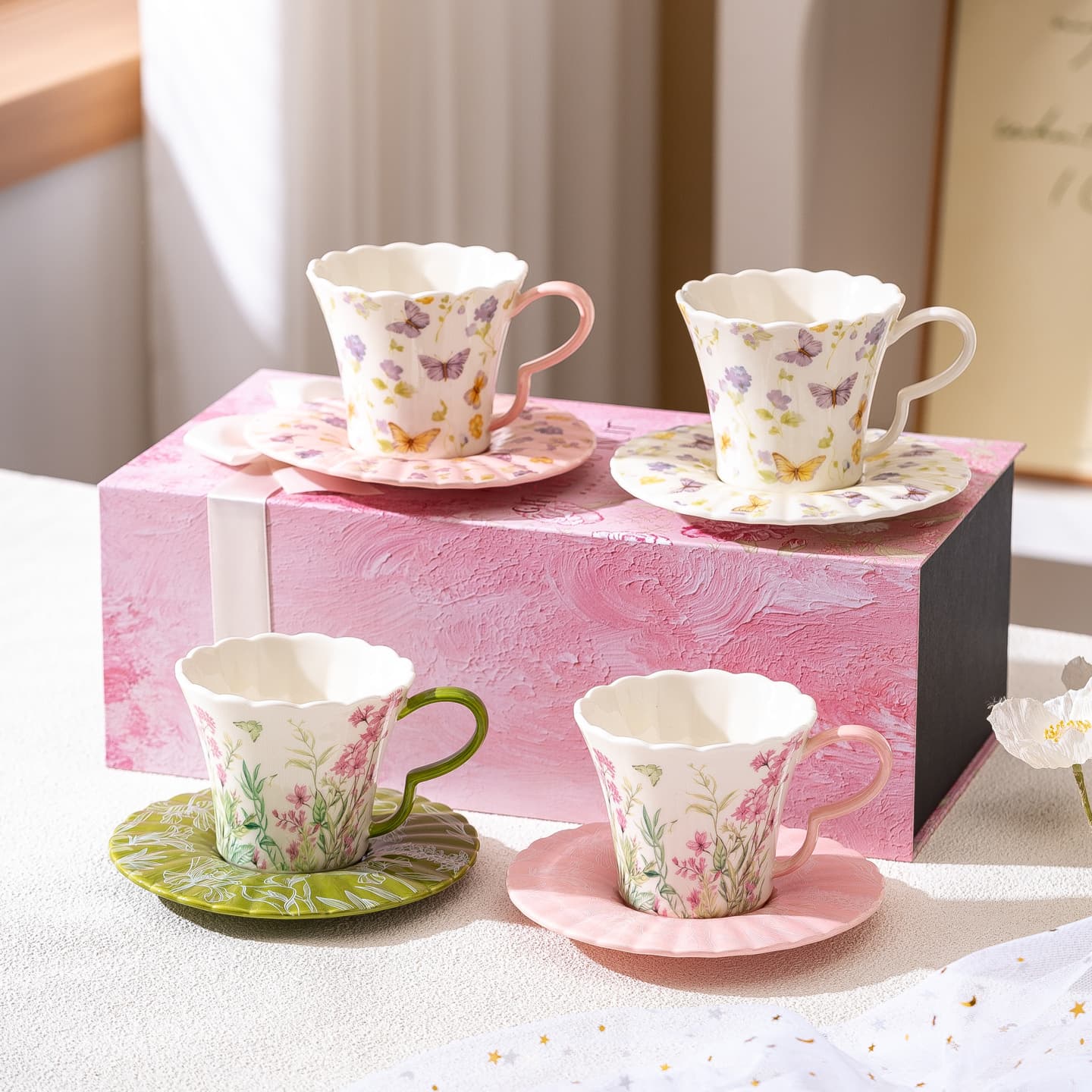 A stylish housewarming gift set for your best friend, featuring two coffee cups and two saucers, perfect for afternoon tea. A unique and high-end gift.