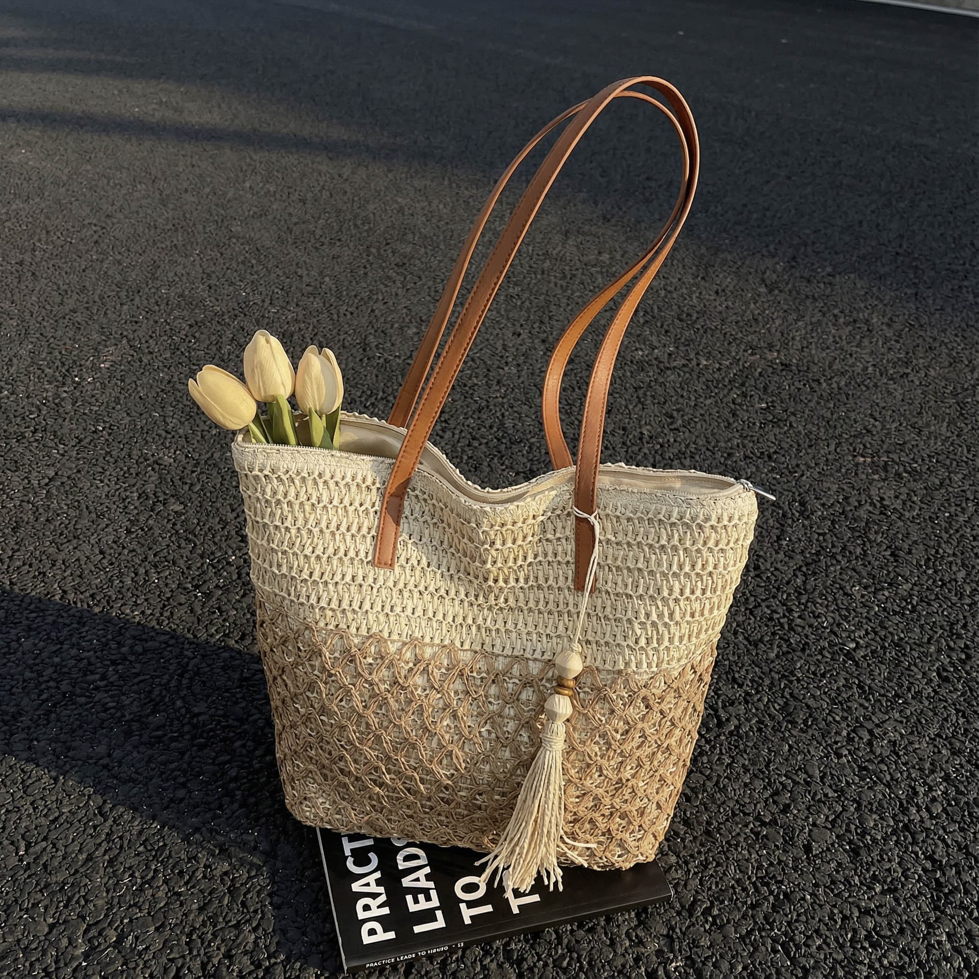2026 New Hollow Woven Bag Large Capacity Fashion Contrast Color Handheld Shoulder Straw Bag Casual Women's Beach Bag