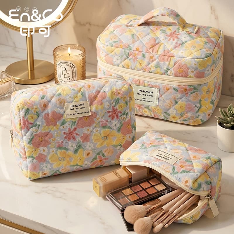 Soft Artistic Floral Makeup Bag, Quilted Large Capacity Sweet Fresh Toiletry Organizer