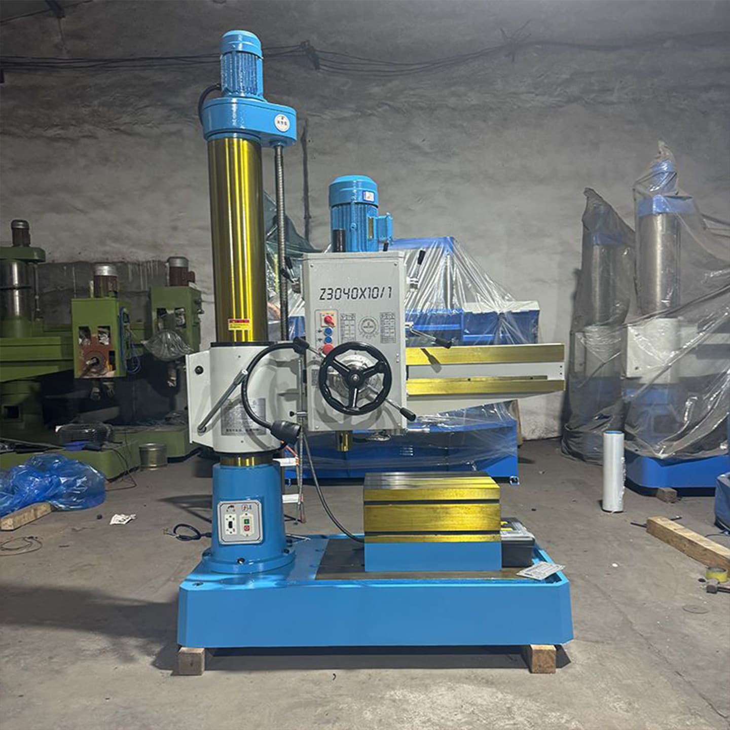 Factory direct sales of radial drilling machines: Z3040, 3050, and 32 radial drilling machines with automatic feed.